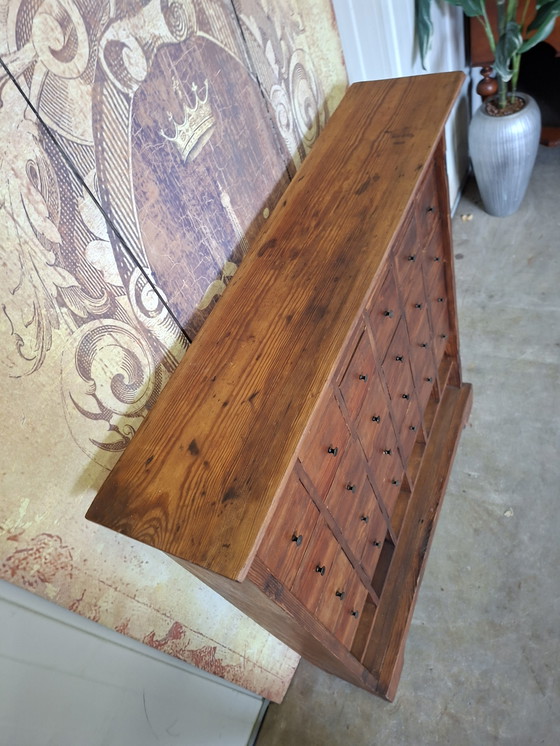 Image 1 of Cassettiera antica, mobile da farmacia, vetrina da negozio, dimensioni: 93x22 e 105 cm di altezza.