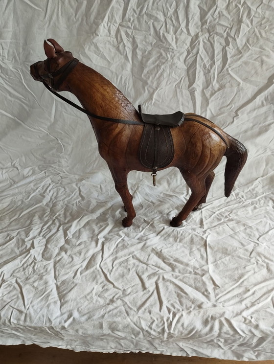 Cheval en cuir avec selle, 35cm de haut. – Objets déco, Métal (photo 6 of 7)