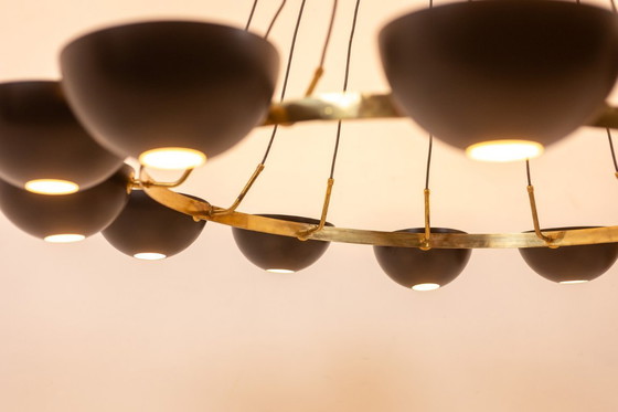 Image 1 of Lampadario a 12 luci in ottone patinato e metallo laccato nero. Contemporaneo