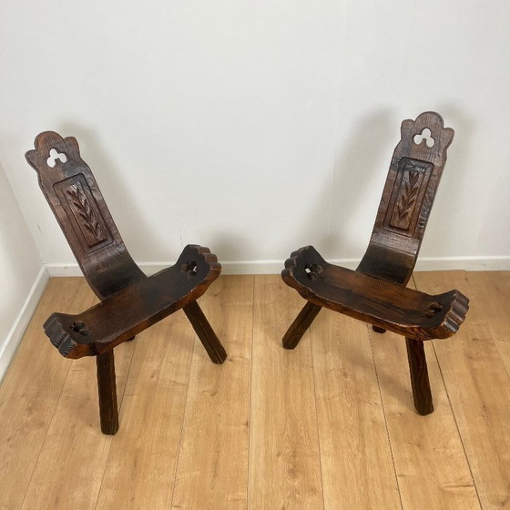 Image 1 of Coppia di sedie basse brutaliste a treppiede in legno massello, metà del XX secolo.