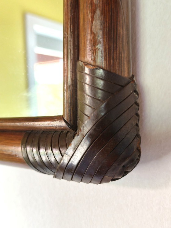 Antieke spiegel gemaakt van bamboe en gevlochten leer. – Leather, Bamboo (photo 3 of 11)