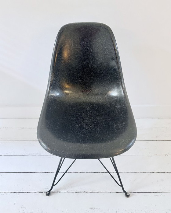 Image 1 of Vitra Eames Fiberglas-Stuhl – Elefantenhautgrau (2 verfügbar)