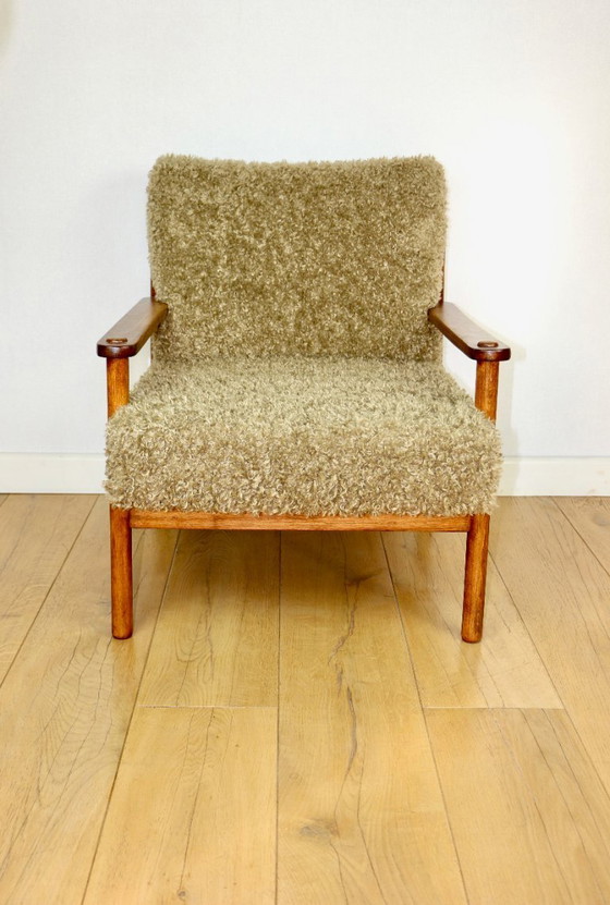 Image 1 of Poltrona vintage in legno marrone, verde oliva, con cuscini a pelo lungo sfoderabili.