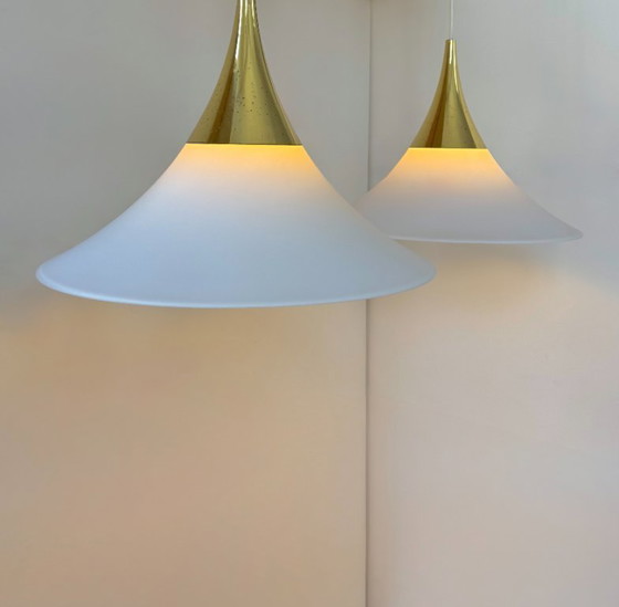 Image 1 of Paire de suspensions par Limburg en laiton et opaline, Allemagne 197