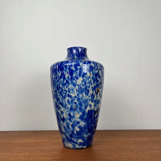 Image 1 of Vase en verre soufflé à effet moucheté bleu cobalt et blanc