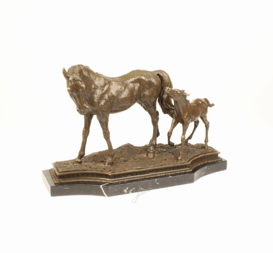 Image 1 of Große Bronzeskulptur einer Stute mit Fohlen auf Marmorsockel, signierte Kunststatue, neu