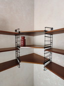 Scaffale angolare originale Tomado Holland – Impiallacciatura in teak – Condizioni eccellenti (design anni '60)


