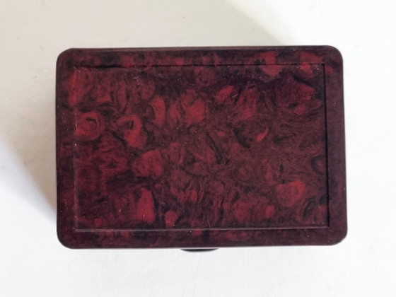 Image 1 of Portapillole/mini scatola in bachelite – bambini che cavalcano un coniglio – Art Deco in marmo rosso e nero