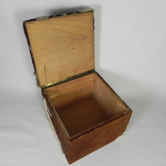 Image 1 of Pouf vintage, coffre de rangement recouvert de cuir de vache, Pays-Bas, années 1950