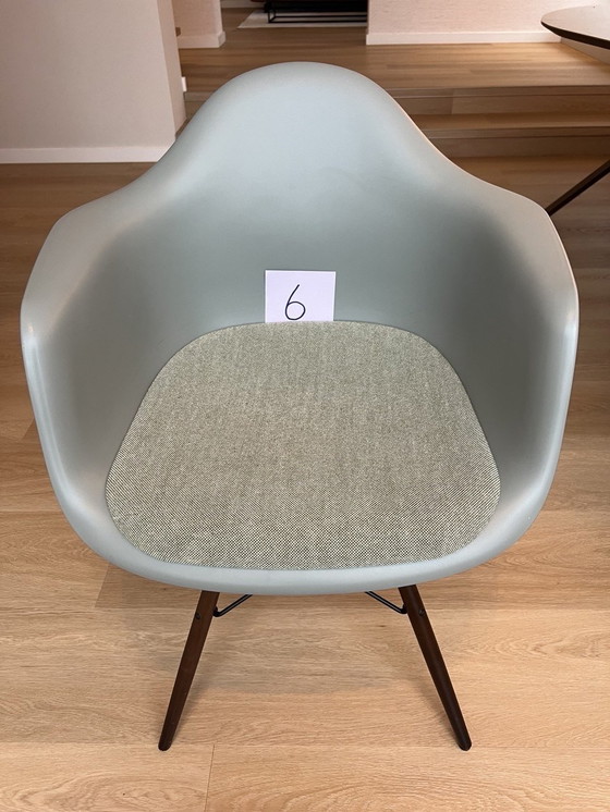 Image 1 of 6 sillas Vitra Eames DAW con cojines de asiento fijos