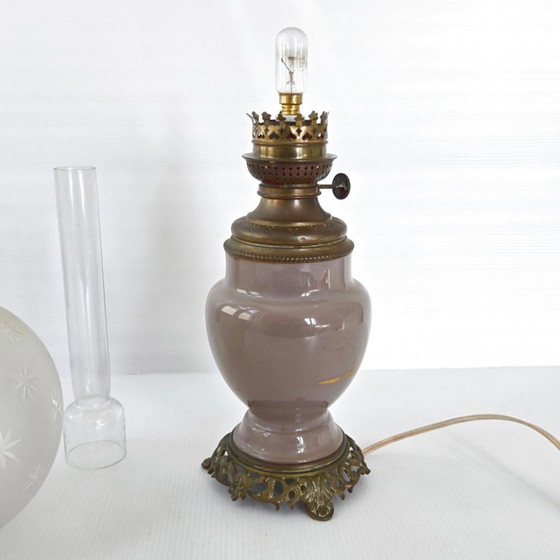 Image 1 of Antieke elektrische petroleumlamp, eind 19e eeuw, keramiek, brons en glas.