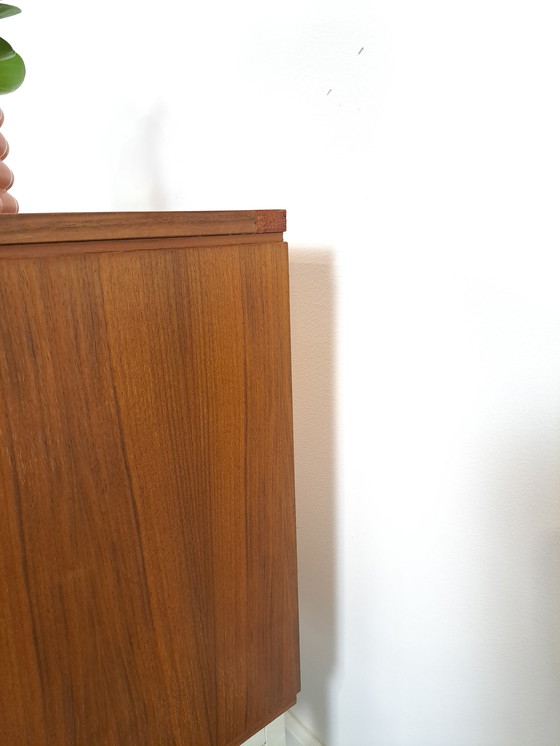 Image 1 of Furnieranrichte aus Schweden mit weißen Stahlbeinen