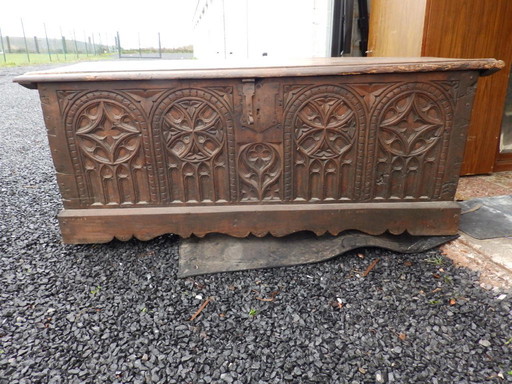 Antieke neogotische kist