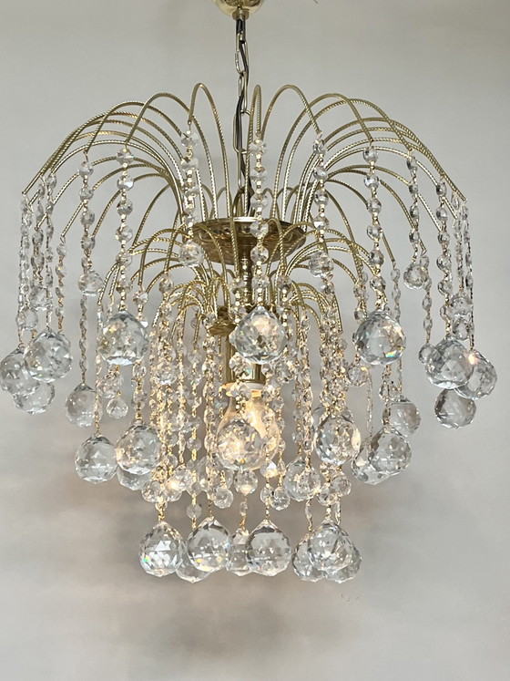 Image 1 of Lustre en cristal Swarovski strass de grande taille, orné de strass Swarovski.