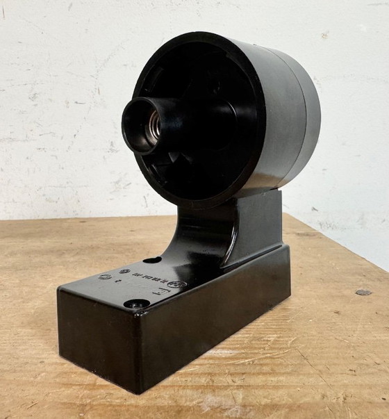 Image 1 of Industriële bruine bakelieten wandlamp met melkglas, jaren 60