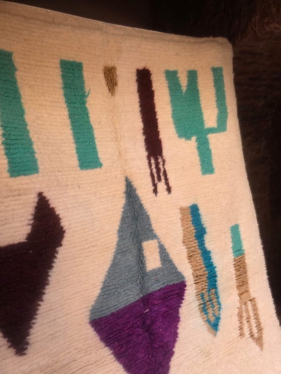 Image 1 of Abstrakter grün-cremefarbener Azilal-Teppich, 242 x 154 cm