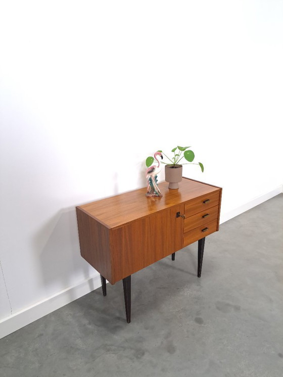 Image 1 of Mid-Century teak kastje op hoge zwarte poten met lades