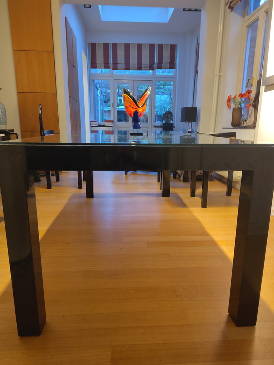 Image 1 of Tavolo da pranzo laccato nero con piano in vetro