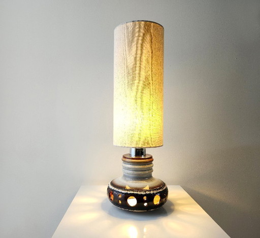 Vintage keramieken tafellamp; retro aardewerken lampenvoet van Herda met nieuwe handgemaakte lampenkap, west germany, fat lava t