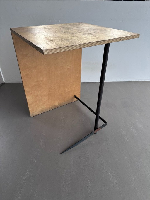 Hölzerner Beistelltisch