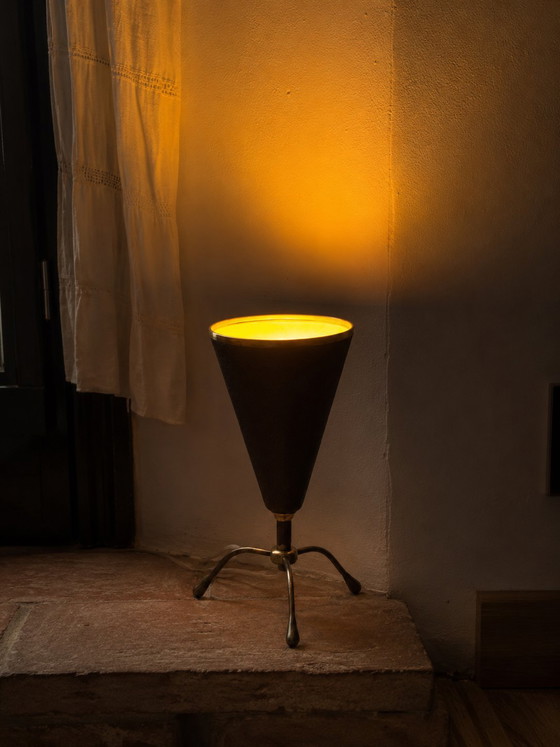 Image 1 of Kleine kegelvormige tafellamp met driepoot uit de jaren 1950, toegeschreven aan Stilnovo.