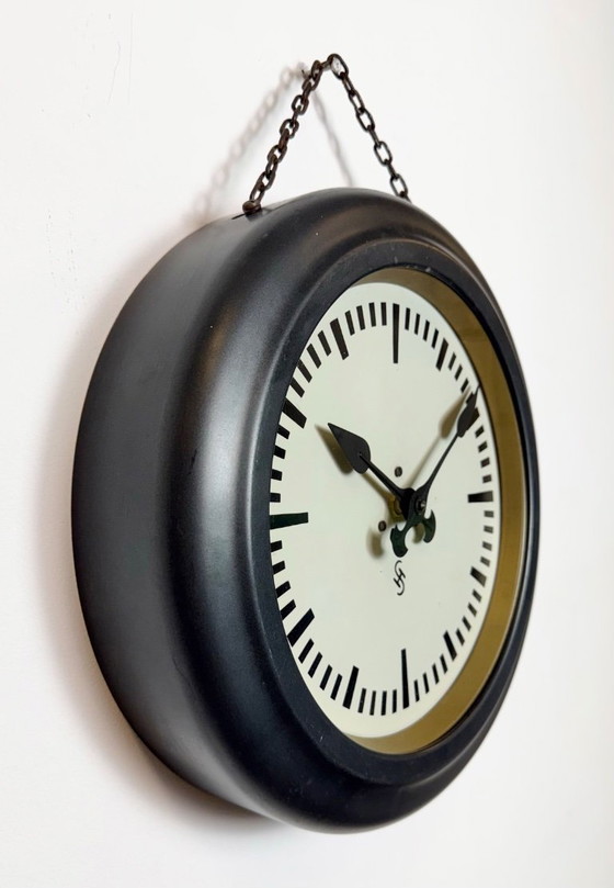 Image 1 of Reloj de pared industrial negro de Siemens, década de 1930.