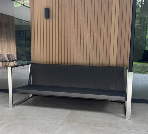 Canapé lounge design en acier inoxydable avec coussins noirs de 2 mètres par FueraDentro