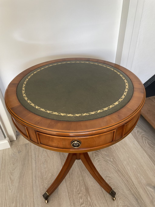 Klassieke Engelse drumtafel (of drum table) van de Nederlandse meubelfabrikant Heldense Exclusief