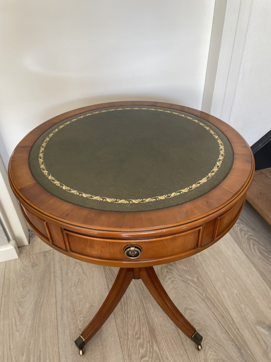 Image 1 of Klassieke Engelse drumtafel (of drum table) van de Nederlandse meubelfabrikant Heldense Exclusief