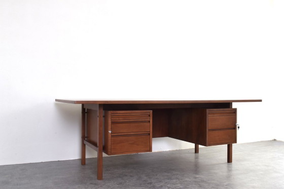 Mid-Century Large American Walnut Executive Desk – Wood (photo 5 of 18)