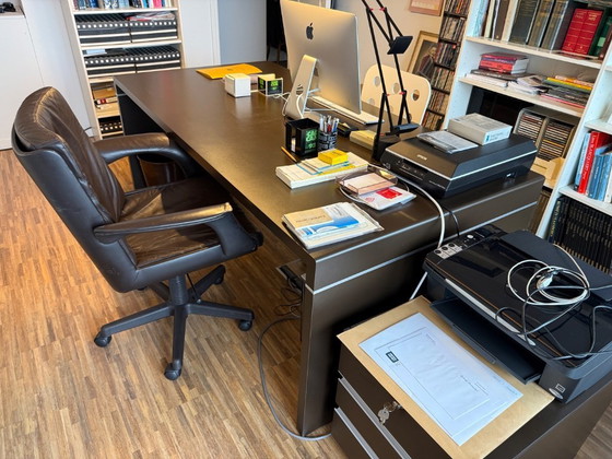 Image 1 of Escritorio moderno marrón oscuro con cajonera, en excelente estado.