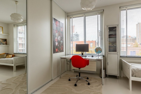 Image 1 of Interlubke tafel, wit corian, te gebruiken als eettafel of bureau. Zo goed als nieuw!