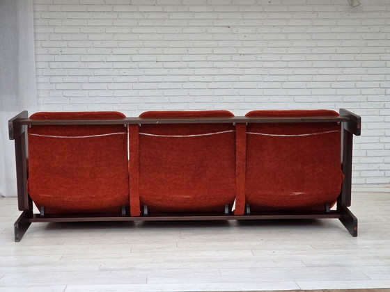 Image 1 of Dänisches 3-Sitzer-Sofa aus den 1970er Jahren, orange/roter Möbelvelours, Eichenholz.
