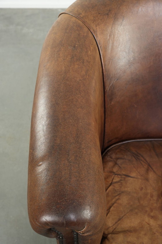 Image 1 of Heerlijke stoere cognac kleurige schapenleren clubfauteuil met een mooie vintage look in Engelse stijl