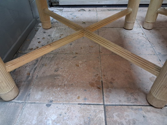 Image 1 of Exclusivo par de mesas auxiliares de travertino (70x70 cm). Patas de columna estriadas (juego de 2).