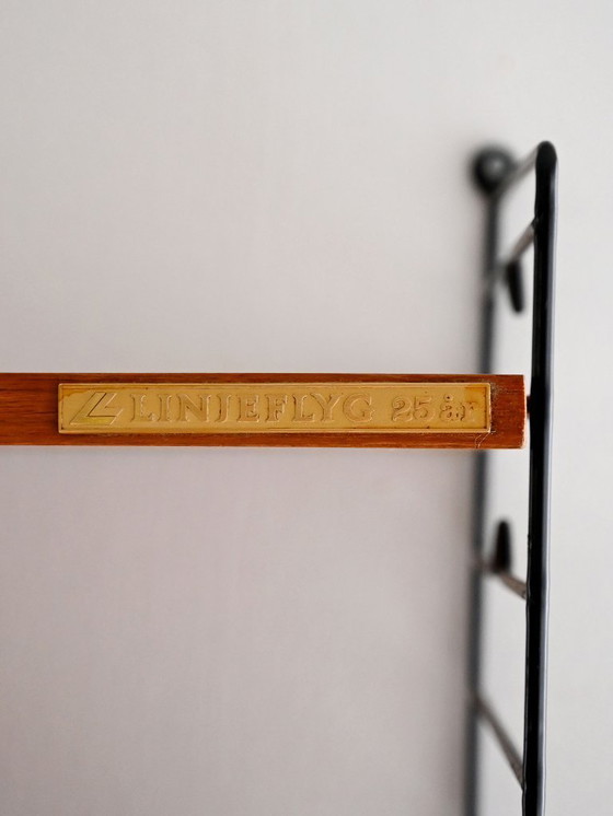 Image 1 of Estantería de pared escandinava Hylla de teca con etiqueta de latón