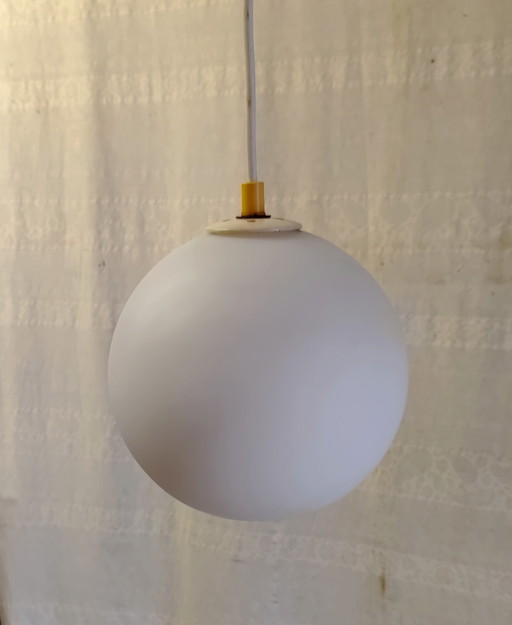 Lámpara colgante de globo opalino blanco - Mediados del siglo XX – hanglampen, Glass (photo 2 of 8)