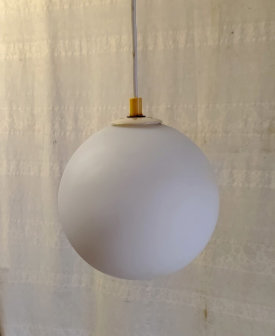 Lámpara colgante de globo opalino blanco - Mediados del siglo XX – Lámparas colgantes, Glass (photo 2 of 8)