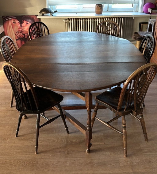 6x Windsor Wheelback Stoelen Met Gerestaureerde Bijpassende Tafel