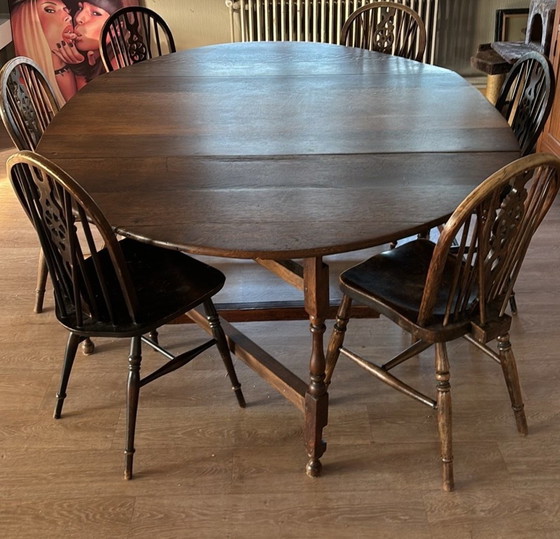 Image 1 of 6x Windsor Wheelback Stoelen Met Gerestaureerde Bijpassende Tafel