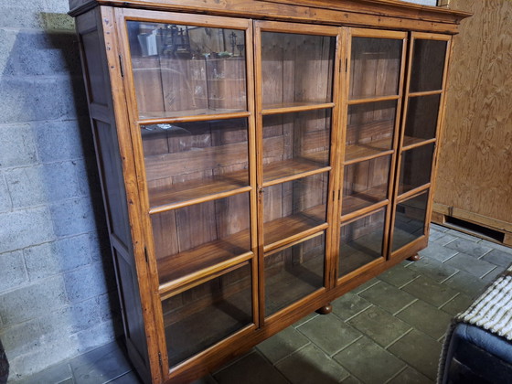 Image 1 of In Sri Lanka hergestellter Vitrinenschrank aus Holz