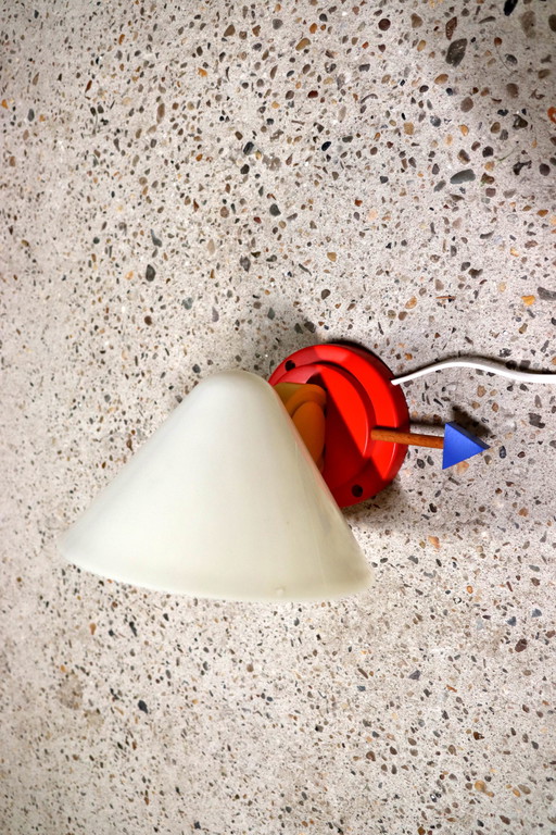 Lámpara de pared IKEA Stoja estilo Memphis