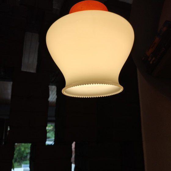Image 1 of Lampada a sospensione vintage in vetro opalino con paralume rosso – impianto elettrico rinnovato – anni '60/'70