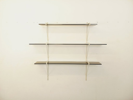 Grande étagère murale vintage en verre fumé et métal blanc style String Tomado des années 60