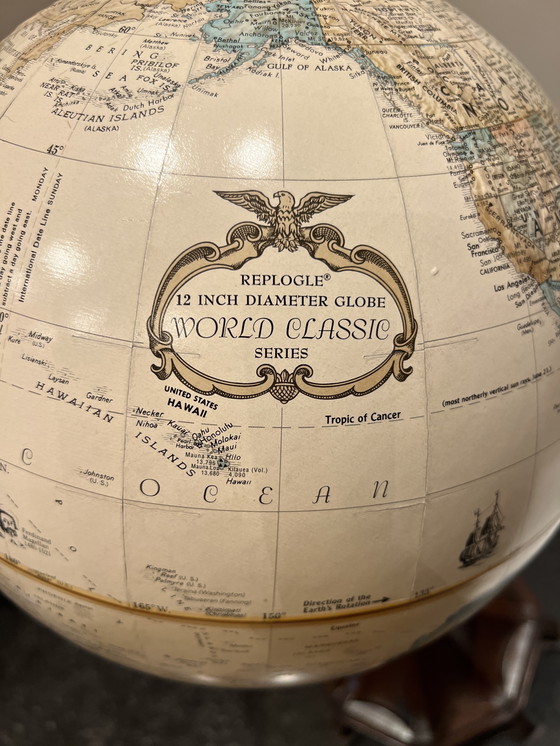 Image 1 of Wereldbol op mooi uitgekerfde houten voet