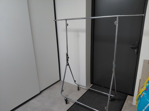 Portant à vêtements extensible. En très bon état.