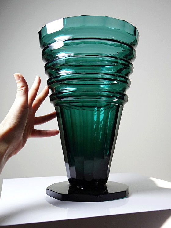 Large Antique Art Deco Cut Emerald Crystal Vase, Bohemia 1920-1930 – Bohême (photo 3 of 14)