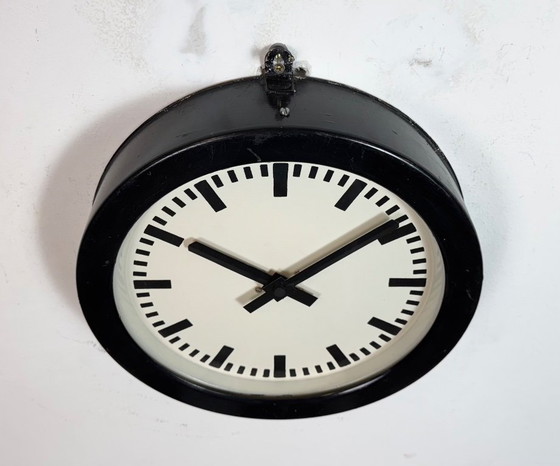 Image 1 of Horloge murale industrielle allemande noire, années 1950