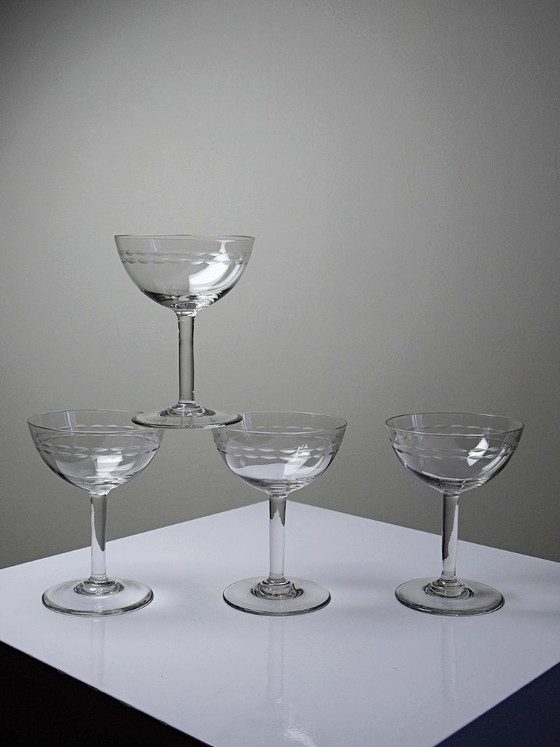 Image 1 of 4 grandes copas de champán de cristal grabado, estilo Art Déco, 1925-1940