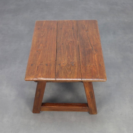Image 1 of Antigua mesa auxiliar de madera con cajón, Siglo XVIII